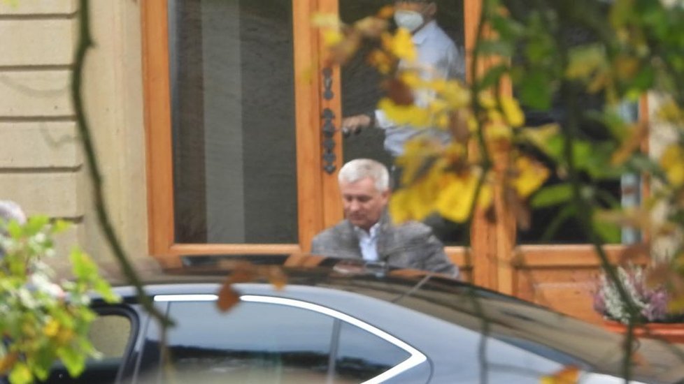 Hradní kancléř Vratislav Mynář v Lánech během diskuzí o zdraví prezidenta Miloše Zemana (7.10.2021)