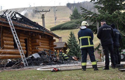 Vyhořelý srub v Osvětimanech odhalil samopal. Mynář: Je to artefakt a není můj