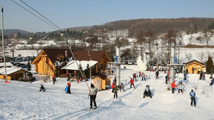 Lyžařský areál v Osvětimanech. Mynářovi patří i srub na jezdovce