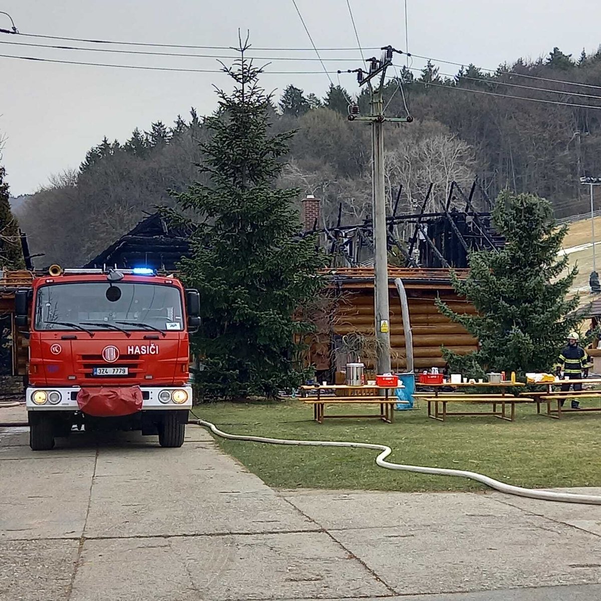 Srub v Osvětimanech zničil požár.