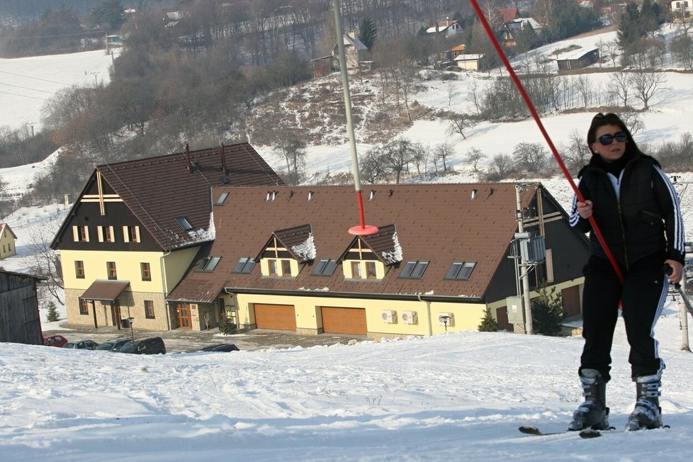 Lyžařský areál v Osvětimanech, penzion patří Vratislavu Mynářovi.