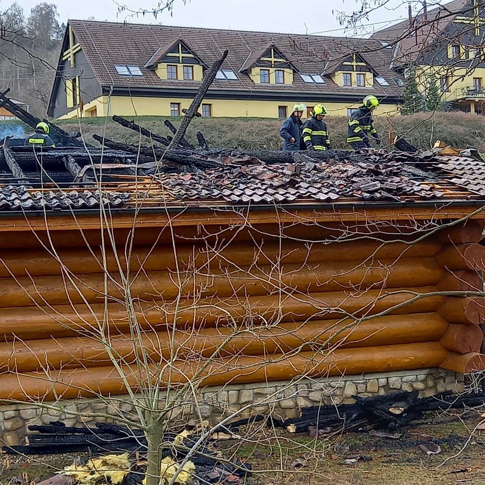 Srub v Osvětimanech zničil požár.