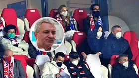 Zemanův kancléř Mynář přišel kvůli fotbalu o prémie a čílí se: „To jsem špatný fanoušek?“