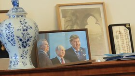 Vratislav Mynář měl vystavenou fotografii s ruským prezidentem Vladimirem Putinem a poradcem prezidenta Martinem Nejedlým.