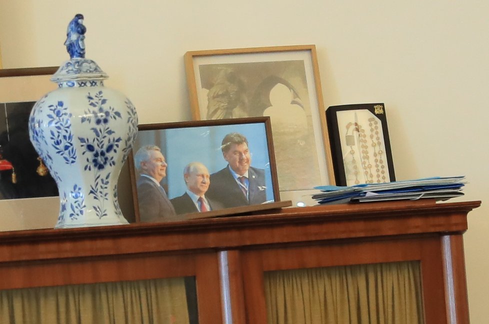 Vratislav Mynář měl na Hradě vystavenou fotografii s ruským prezidentem Vladimirem Putinem a poradcem prezidenta Martinem Nejedlým.