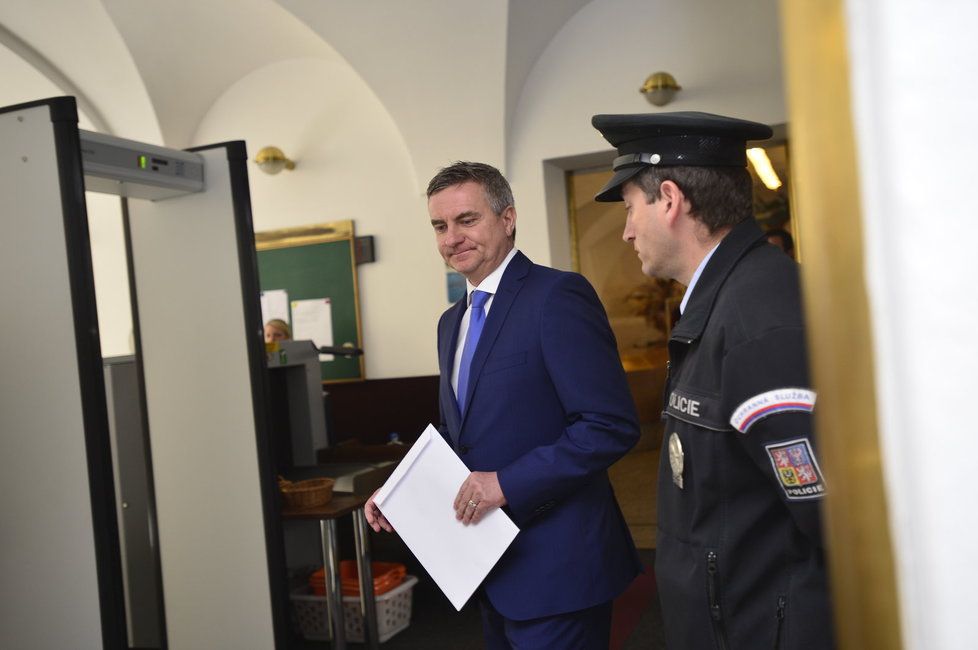 Vratislav Mynář přináší své majetkové přiznání do Sněmovny.