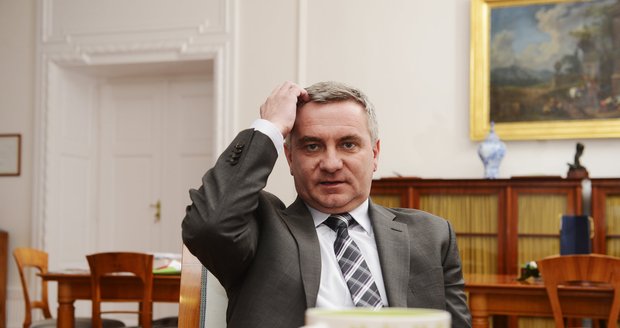 Zemanův kancléř Vratislav Mynář u NBÚ neobstál.