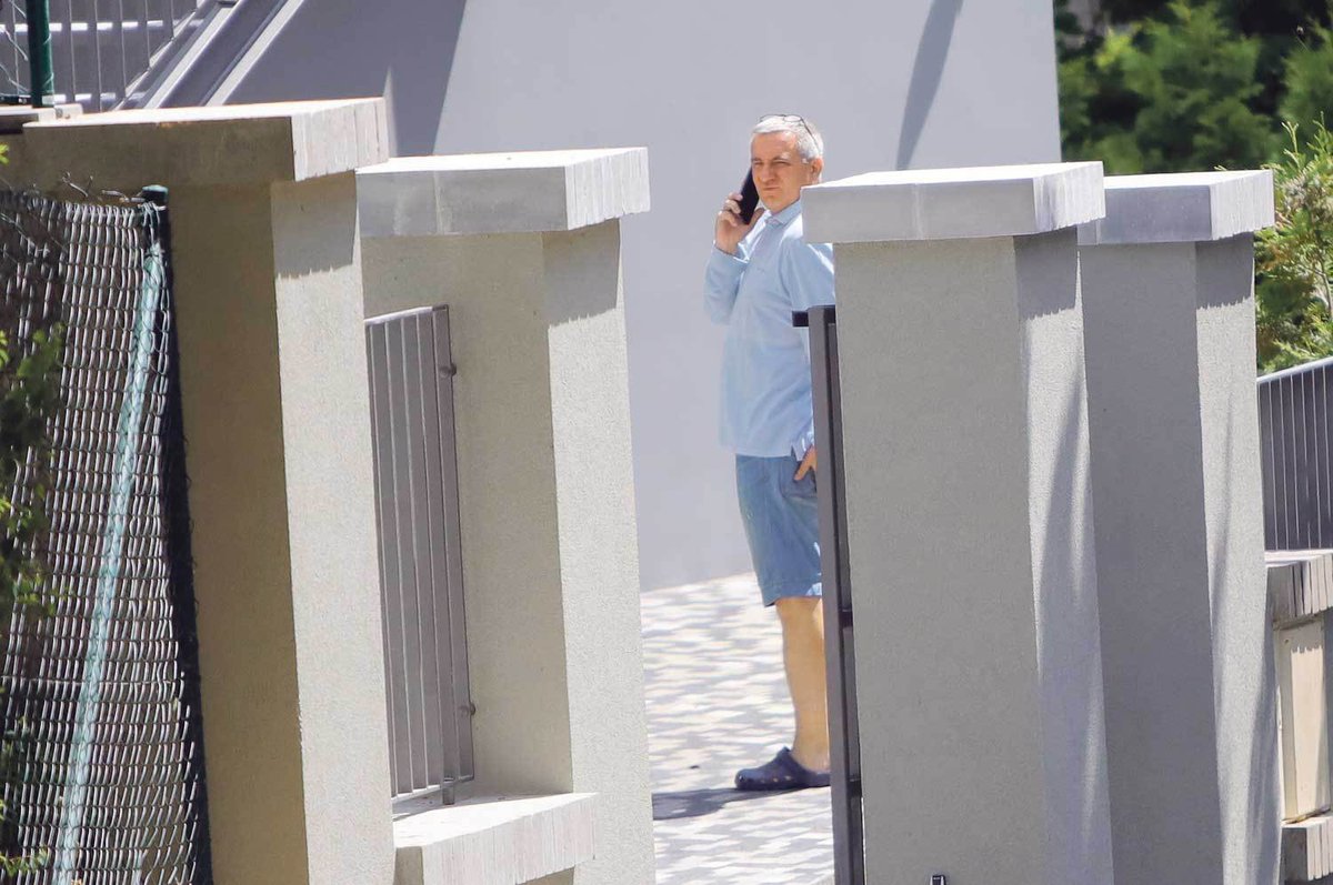 Prezidentský kancléř v ležérním oblečení dokončuje poslední nutné úpravy na vile.