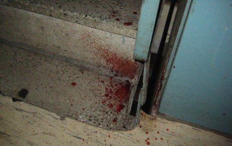 Na chodbě jsou stále patrné krvavé šrámy.