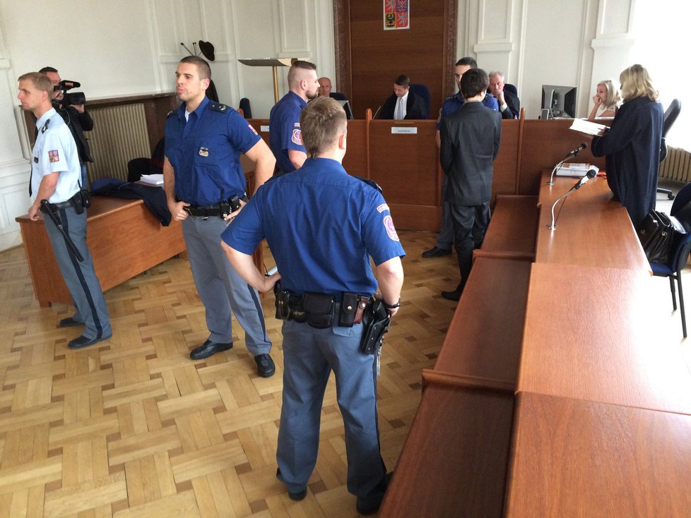 Justiční stráž střeží Radúze Š. po jeho sebevražedném pokusu 20. října jako oko v hlavě.