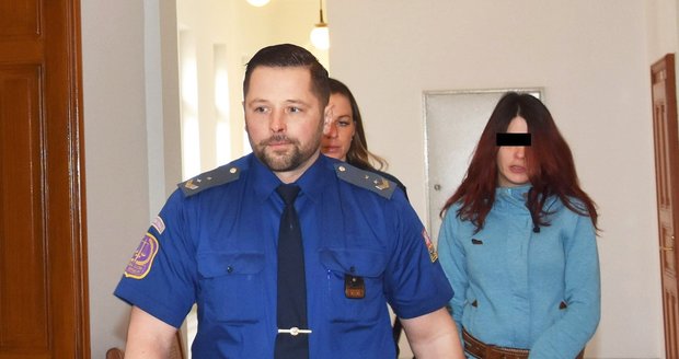 Jana F., obžalovaná z vraždy novorozeného synka, u Krajského soudu v Plzni.