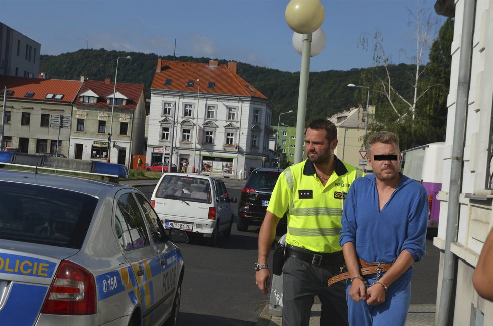 Zdeňka B., který je obviněný z pokusu o vraždu své manželky, poslal soud do vazby