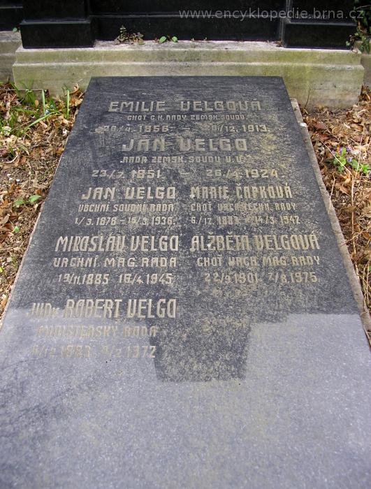 Místo posledního odpočinku soudního rady Jana Velga († 58, uveden vlevo uprostřed) v Brně na Královopolském hřbitově.