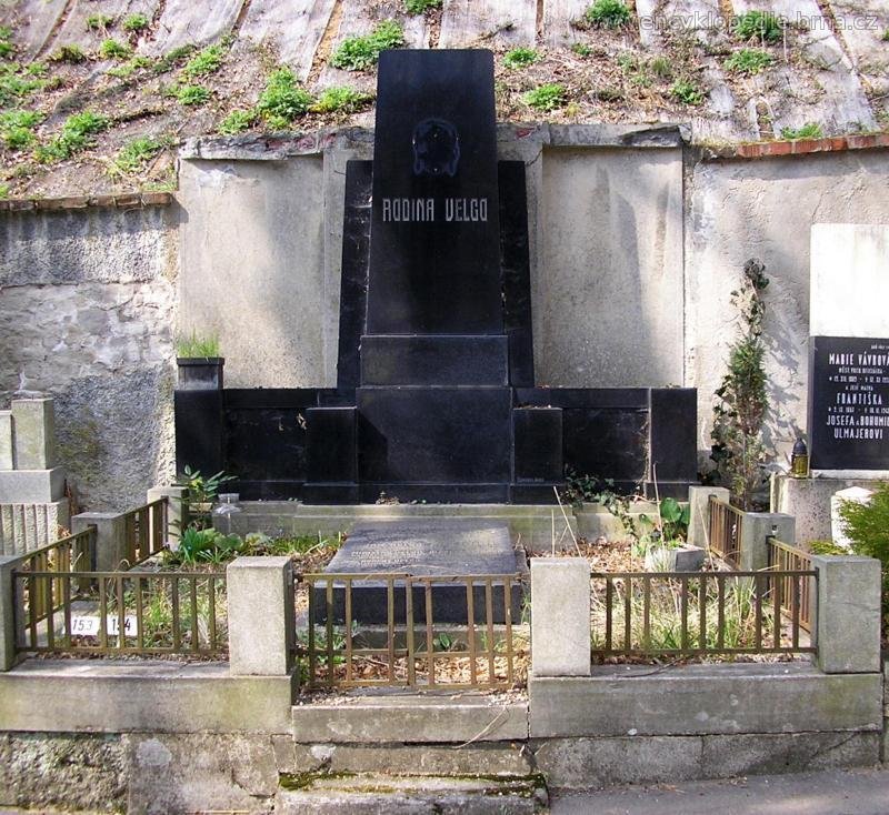 Místo posledního odpočinku soudního rady Jana Velga  († 58) v Brně na Královopolském hřbitově.