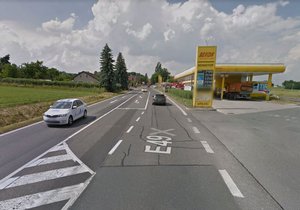 Na této čerpací stanici ve Chválenicích došlo v únoru 1998 k brutálnímu masakru, který dodnes zůstal neobjasněný.