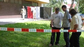 Kriminalisté na místě zločinu, na ulici Mjr. Nováka v Ostravě-Hrabůvce hledají vražednou kulku.