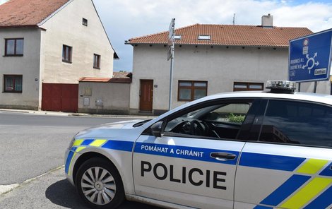 Dům, ve kterém Jarmila L. žila, teď střeží policie.