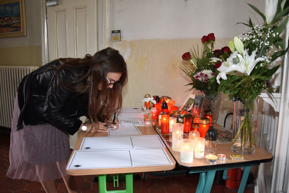 Pietní místo se svíčkami v budově školy, kde studenti a učitelé vzpomínali na zavražděnou dívku.