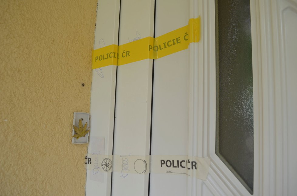 Dveře, za nimiž se tragédie odehrála, zapečetili policisté.