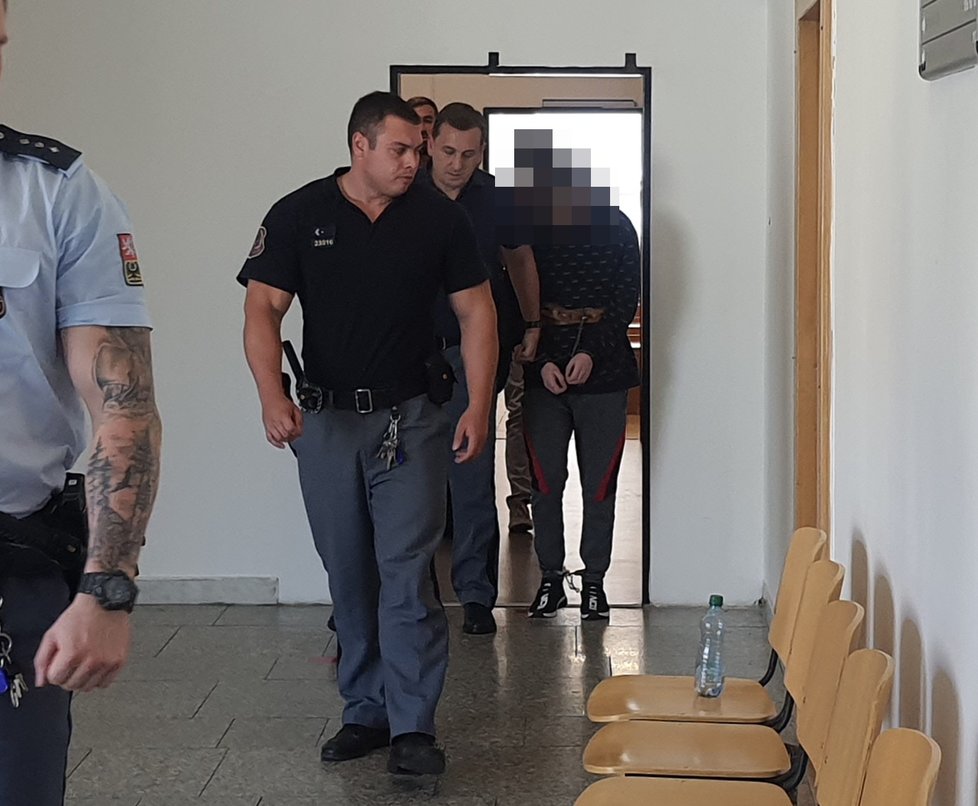 Dva mladí vrazi u Krajského soudu v Ústí nad Labem.