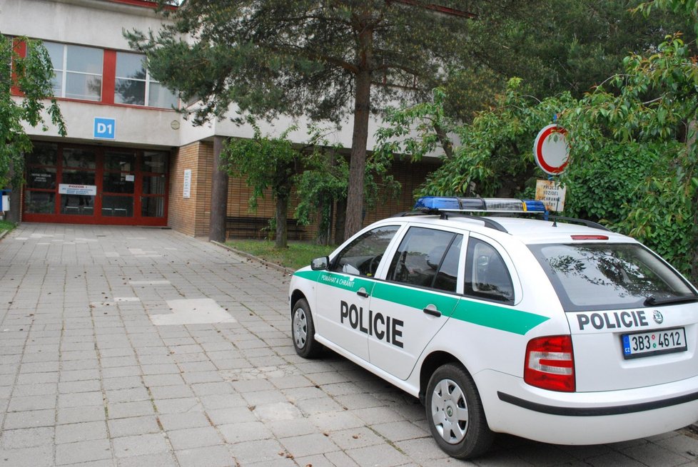 Policejní vůz parkuje před pavilonem nemocnice v Kyjově, kde leží matka zavražděných dětí.