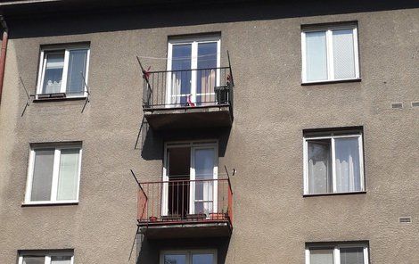 V bytě tohoto činžáku nedobrovolně zemřelo malé děvčátko. Na balkóně ve čtvrtém patře je její tříkolka.