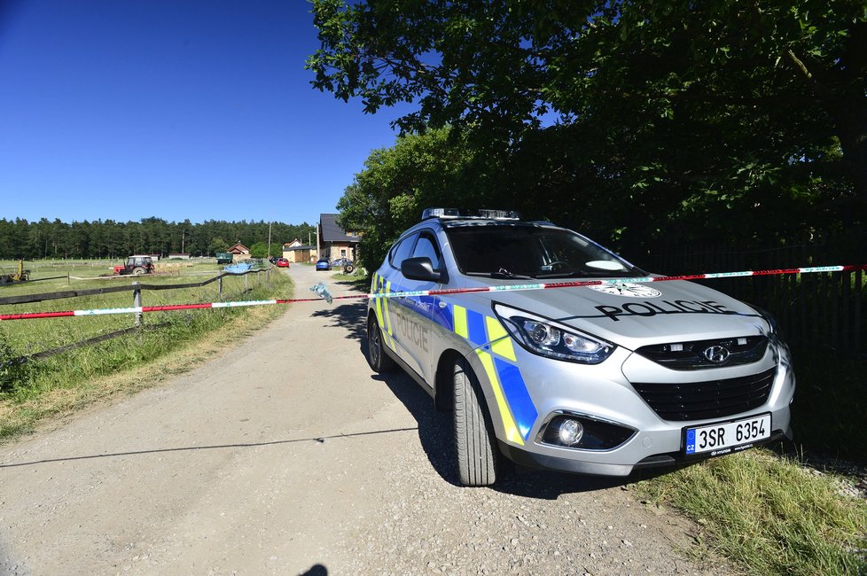 Policejní auto na místě činu.