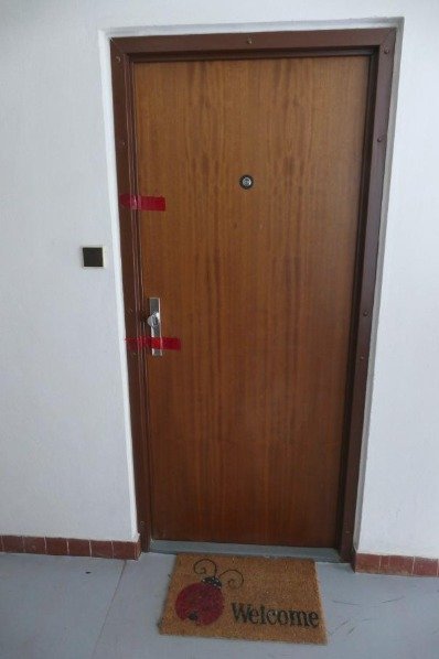 Dveře od bytu, za kterými se hrůzný čin odehrál.