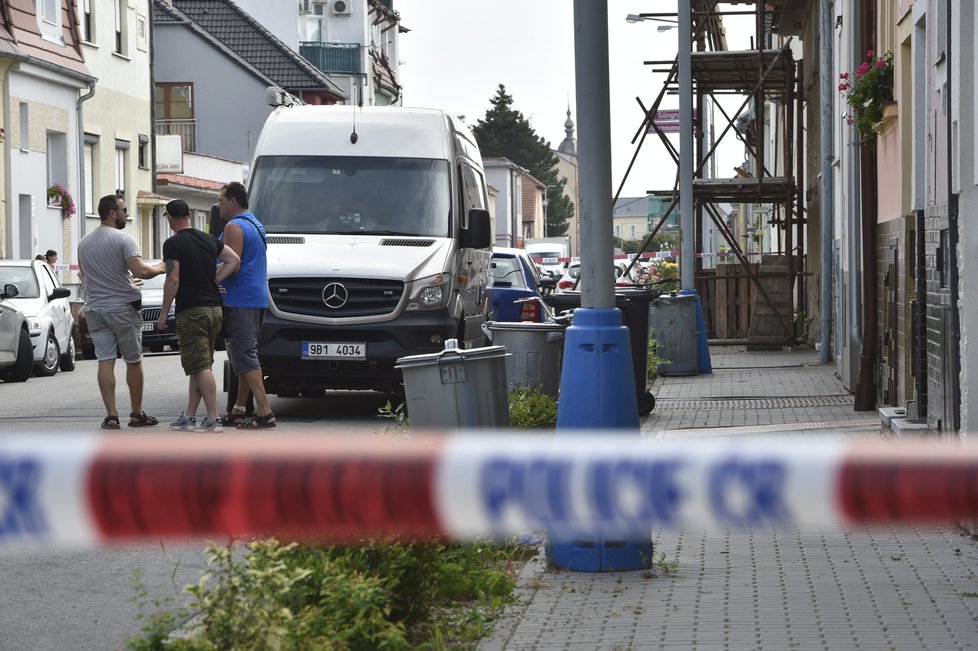 Policisté vyšetřují dvojnásobnou vraždu v Břeclavi. Mrtvý je senior a jeho zhruba padesátiletá spolubydlící.