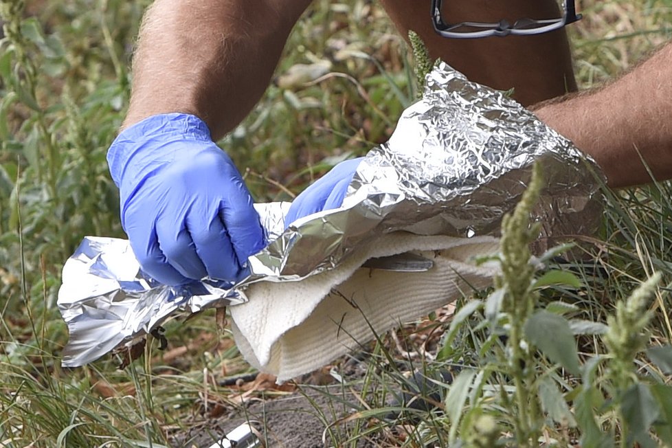 Policisté po důkladném hledání našli předmět, který by mohl být vražednou zbraní.