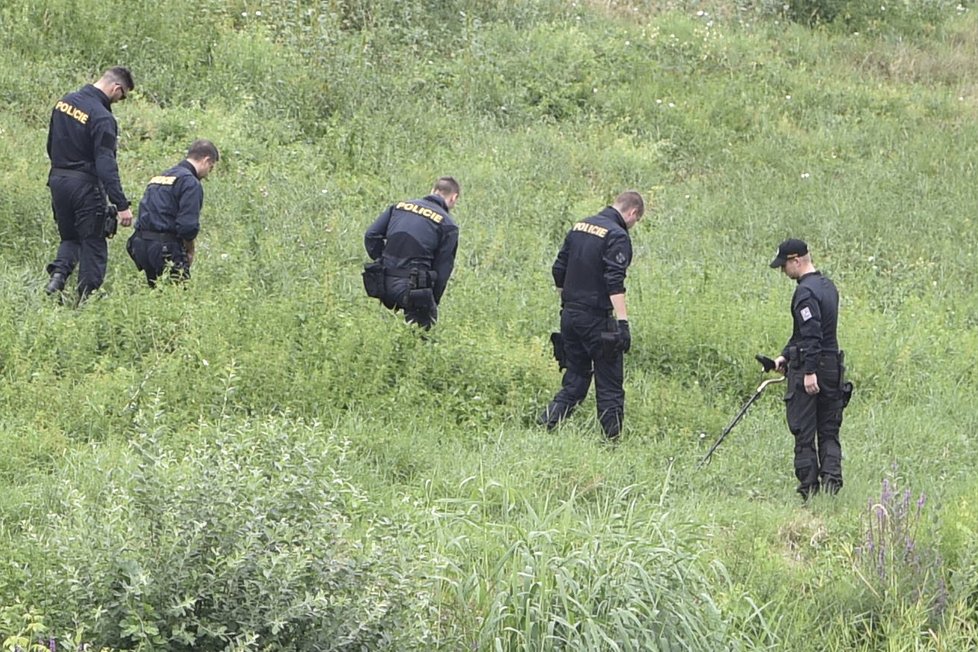 Policisté pročesávali břech řeky Dyje a hledali vražednou zbraň.