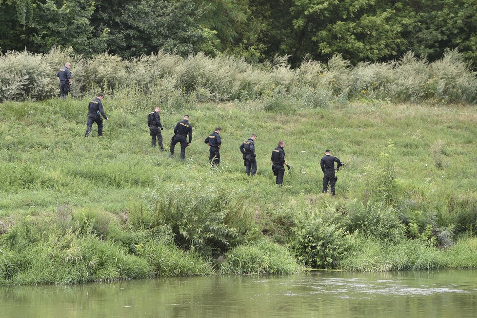 Policisté pročesávali břech řeky Dyje a hledali vražednou zbraň.