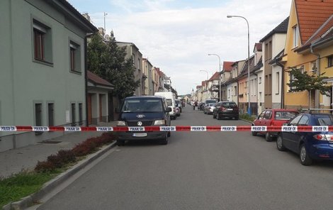 Policisté vyšetřují dvojnásobnou vraždu v Břeclavi. Mrtvý je senior (†75) a jeho zhruba padesátiletá spolubydlící.