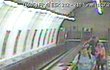 Útočníka zachytily bezpečnostní kamery v metru