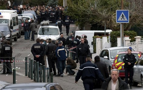Policisté uzavřeli místo činu v Toulouse.