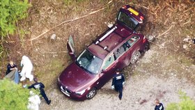 Francouzská policie prozkoumává vůz, v němž byly oběti nalezeny