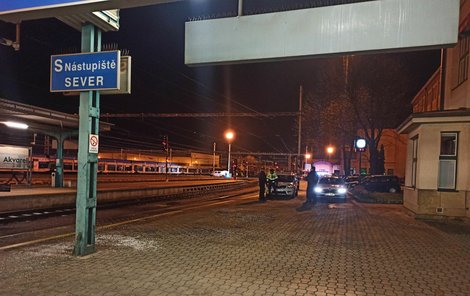 K vražednému útoku došlo na okraji nádraží mimo nástupní plochu v kolejišti.
