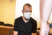 Vrah seniorky z Hradce chtěl přísný trest: Oloupené penzistce šlápl na krk! Soud vynesl verdikt