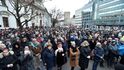 Lidé se sešli na vzpomínkovém shromáždění na Náměstí SNP v Bratislavě 21. února 2020 v den druhého výročí vraždy slovenského novináře Jána Kuciaka a jeho partnerky Martiny Kušnírové.