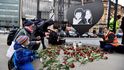 Pietní místo na Náměstí SNP v Bratislavě 21. února 2020 v den druhého výročí vraždy slovenského novináře Jána Kuciaka a jeho partnerky Martiny Kušnírové.
