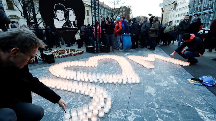 Lidé se sešli na vzpomínkovém shromáždění na Náměstí svobody v centru Bratislavy 21. února 2020 v den druhého výročí vraždy slovenského novináře Jána Kuciaka a jeho partnerky Martiny Kušnírové. Shromáždění uspořádala iniciativa Za slušné Slovensko.