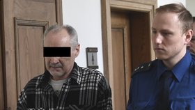 Eskorta přivádí 17. května 2019 k jednání u pražského krajského soudu Jiřího H., který podle obžaloby v Jankově na Benešovsku zastřelil člověka a dalšího těžce zranil. Za pokus o dvojnásobnou vraždu mu hrozí až výjimečný trest.