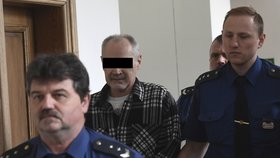 Eskorta přivádí 17. května 2019 k jednání u pražského krajského soudu Jiřího H., který podle obžaloby v Jankově na Benešovsku zastřelil člověka a dalšího těžce zranil. Za pokus o dvojnásobnou vraždu mu hrozí až výjimečný trest.