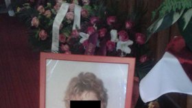 Blančinu fotografii si na pohřbu fotili její blízcí na památku.