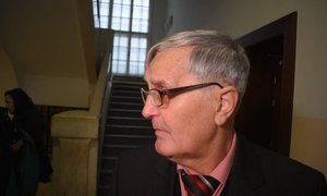 Advokát Jaroslav Vašek obhajuje Karla M. (62), který je obžalovaný z brutální vraždy muže. Těla se zbavil v odpadní jímce.