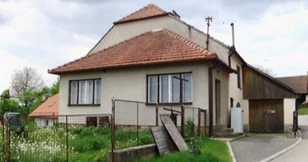 Rodinný dům uprostřed vesnice Kaly na Tišnovsku. Muž (38) v něm uškrtil svou těhotnou družku (†36).