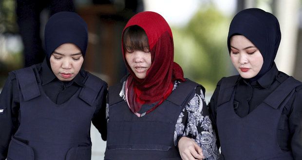 Vietnamka obviněná z vraždy Kimova bratra zůstane za mřížemi. Proč druhá žena ne?