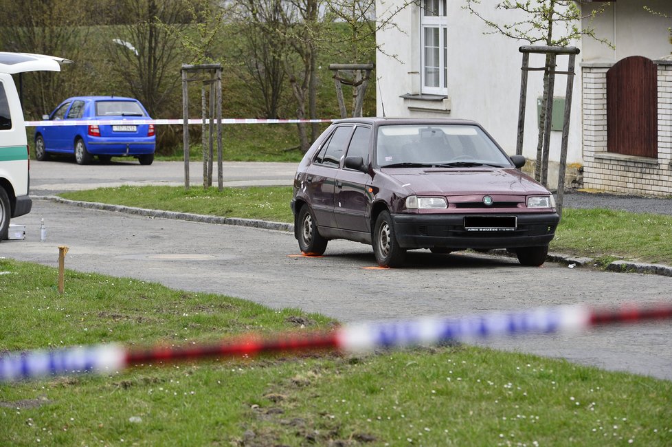 Muž v Kladně pobodal a postřelil svou manželku. Pak se ji snažil odtáhnout do auta.