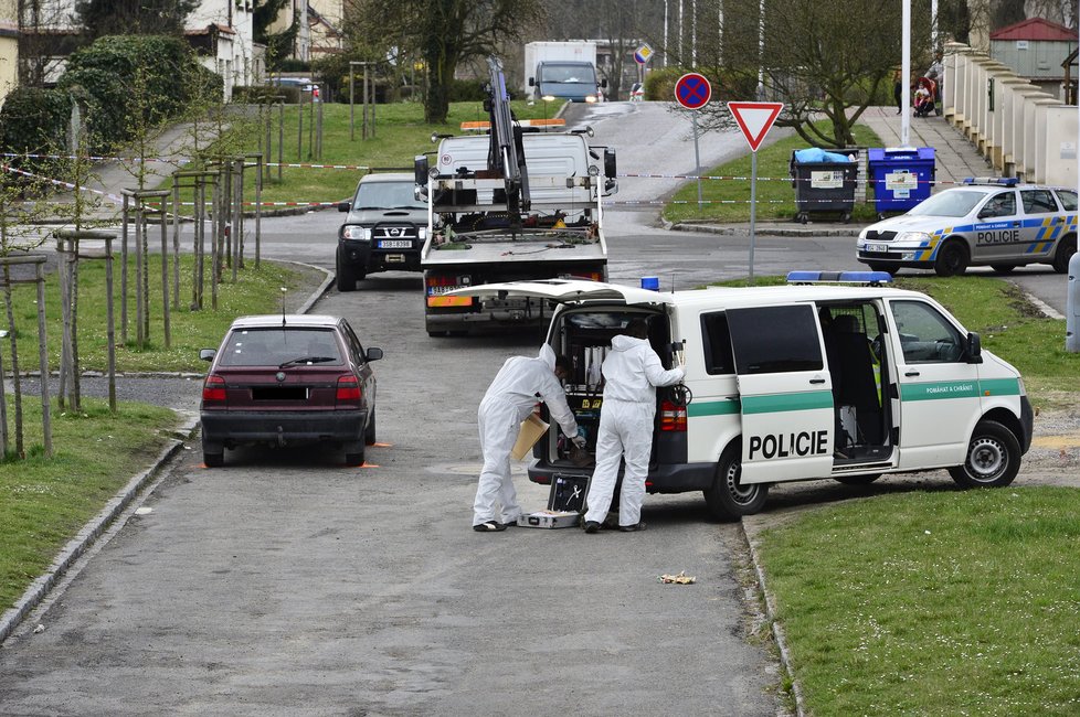 Muž v Kladně pobodal a postřelil svou manželku. Pak se ji snažil odtáhnout do auta.