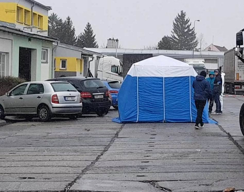 Policie vyšetřuje vraždu, ke které došlo v areálu autodopravy v Klatovech.